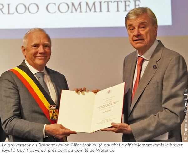 Le gouverneur du Brabant wallon Gilles Mahieu (à gauche) a officiellement remis le brevet royal à Guy Trouveroy, président du Comité de Waterloo (crédit : Commune de Waterloo)
